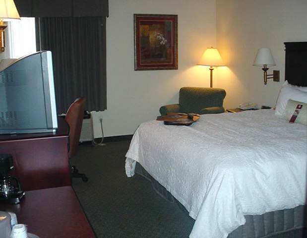 Hampton Inn Kansas City Blue Springs Rum bild